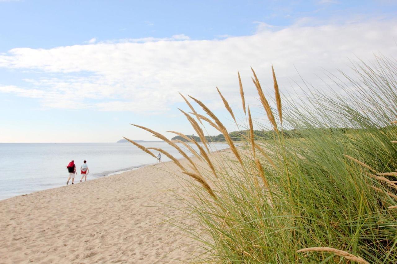 Strandnah Mit Terrasse, Gratis Nutzung Vom Ahoi Erlebnisbad Und Sauna In Sellin - Strandhaus Moenchgut Fewo06 Lobbe Exterior photo